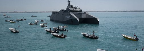 Военный корабль КСИР и скоростные катера военизированных сил «Басидж» в Персидском заливе