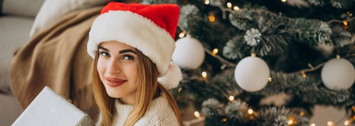 Дівчина отримує подарунок