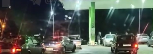 Росіяни заправляють машини, щоб поїхати подалі від кордону з Україною