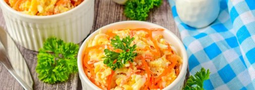 Салат з корейською морквою та сиром готується нашвидкуруч