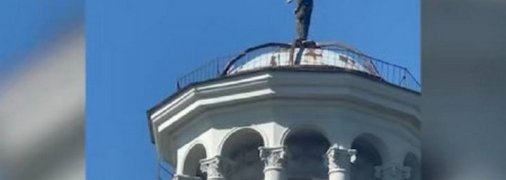 Мужчина с бутылкой вина и ножом помочился с крыши ротонды в центре Москвы (видео)