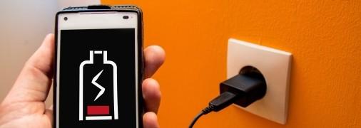 Из-за регулярных отключений света зарядка гаджетов стала почти проблематичной