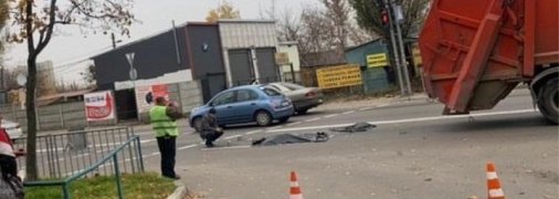 Мусоровоз насмерть задавил мужчину в Киеве: трагедия попала на видео