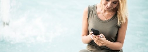 Фінська дівчина з телефоном