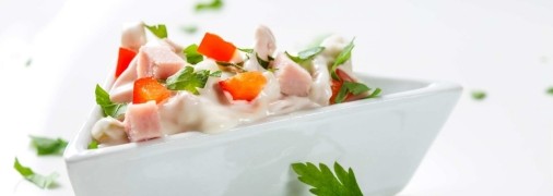 Червоний салат з помідорами та сиром