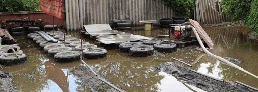 "Бассейны" в жилых домах и могилы под землей: жуткие последствия потопа в Днепре (фото)