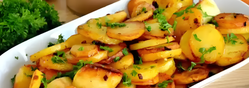 Картопля з яблуками на сковороді