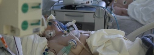 Больницы в Украине забиты пациентами с COVID-19, но министр Степанов настаивает, что половина коек пустует