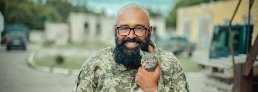 У отца Макария нет позывного — ребята называют его Падре