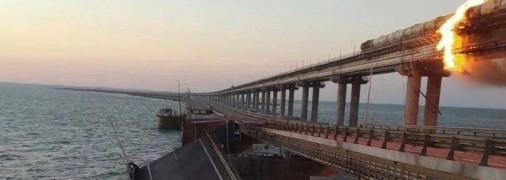 После "бавовны" обвалилось несколько пролетов автомобильной части Крымского моста