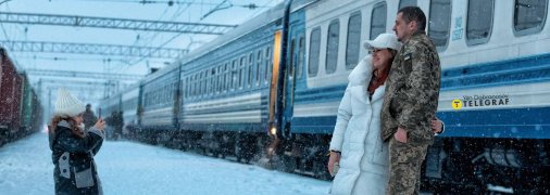 Военный на вокзале с семьей