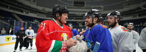 Олександр Лукашенко подарував хокеїстам "Динамо" Мінськ сало