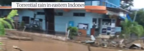 На Индонезию обрушилось мощное наводнение: власти насчитали 55 жертв, но люди продолжают гибнуть (видео)