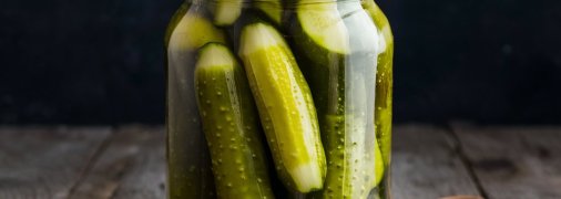 Ці мариновані огірки створять справжній фурор на вашому столі (зображення створено за допомогою ШІ)