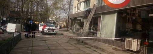 В Киеве самоубийца прыгнул из окна, но не долетел до земли (фото 18+)