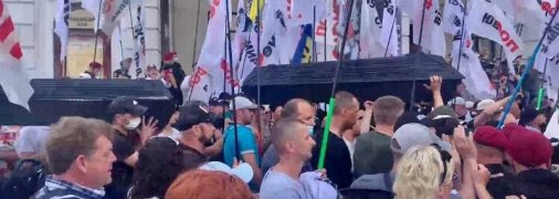 У Києві відбулися жорсткі сутички з поліцією через труни біля офісу Зеленського (фото, відео)