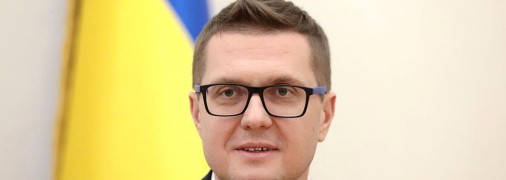 Намагається зайвий раз не потрапляти на публіку, але має серйозний вплив на процеси в країні