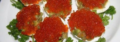 Яйца фаршированные соусом гуакамоле и икрой