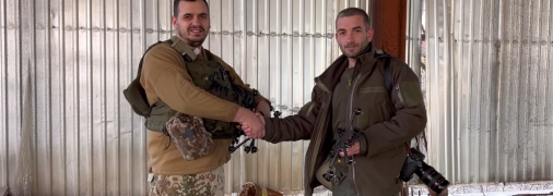 Ян Доброносов передает FPV-дроны бойцам 108 батальона ВСУ