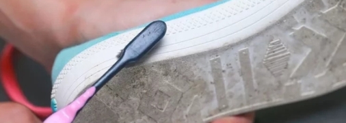 Як очистити білу підошву
