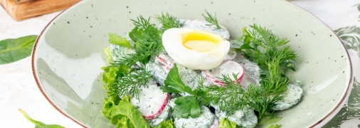 Летний салат с редиской, огурцами и яйцом