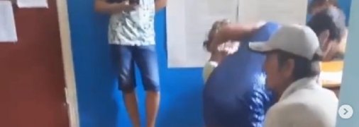 Мама кричала на дочку и таскала ее за ухо: очевидцы сняли видео, но в конфликт не вмешивались