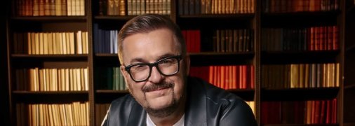 Олександр Пономарьов зі своєю книгою