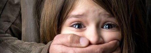 Одна из девочек сбежала и позвала на помощь