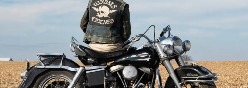 Головний герой у виконанні Остіна Батлера (вигляд зі спини)