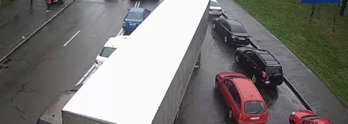 Настоящая украинская авария: момент столкновения злостных нарушителей ПДД в Киеве сняли на видео