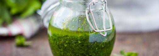 Як приготувати смачний соус з зелені: корисні поради та базовий рецепт