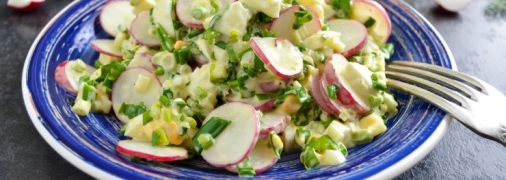 Легкий салат из яиц и редиски