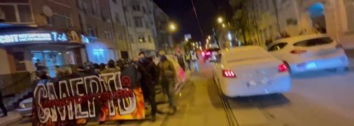 Учасники антинаркотичного "рейду" прямують до одного з нічних клубів