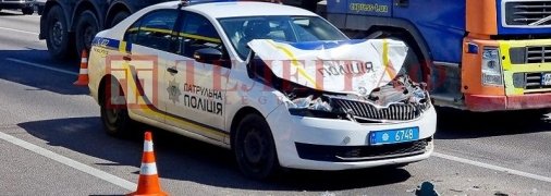 Патрульные на Окружной в Киеве догнали в зад "маршрутку": фото ДТП