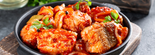 Ця ароматна риба, тушкована в томатному соусі з овочами, спеціями та зеленню, смачна і в гарячому, і холодному вигляді