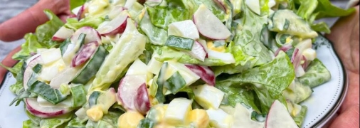 Салат с яйцами, редисом и огурцами