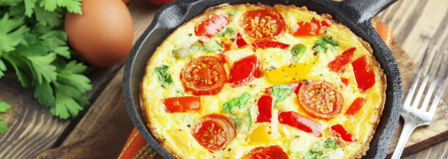 Сытный омлет с грибами, сардельками и помидорами