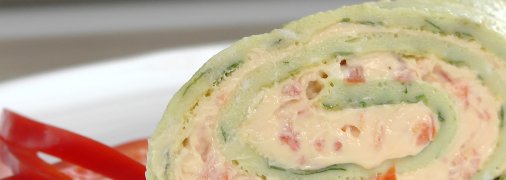 Зеленый рулет со сливочным сыром.