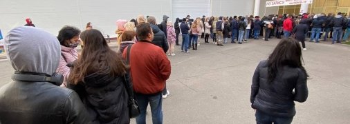 Очередь в один из центров вакцинации в Киеве