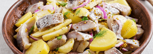 Постный салат из картофеля и сельди готовится очень быстро