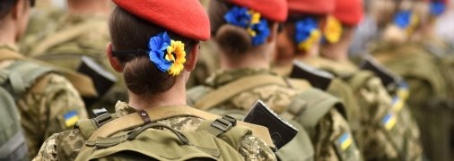 С 1 октября женщины получили право становиться на военный учет