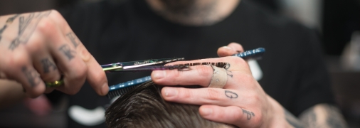 Короткие волосы — хороший вариант для мужчин