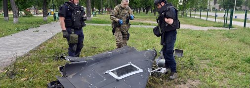 Украинские военные осматривают сбитый дрон типа Shahed-136