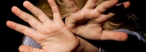 У ребенка серьезная травма паха: под Днепром три школьницы избили второклассника