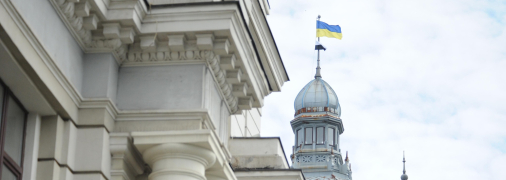 Прапор надії поруч із державним