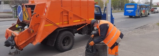 Техника для вывоза мусора с остановок транспорта