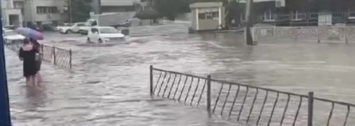 Симферополь продолжает заливать: за день выпала месячная норма осадков, и это не конец (видео)