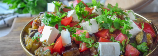 Баклажани чудово поєднуються з сиром та помідорами