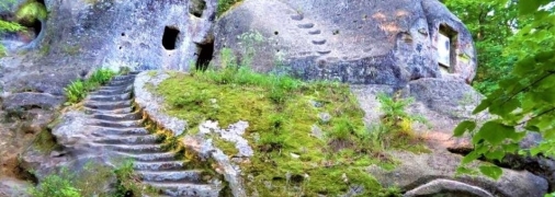 Монастирський комплекс поділено на дві зони