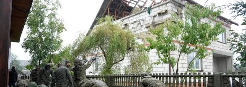 Пошкоджений будинок у Польщі після атаки Росії